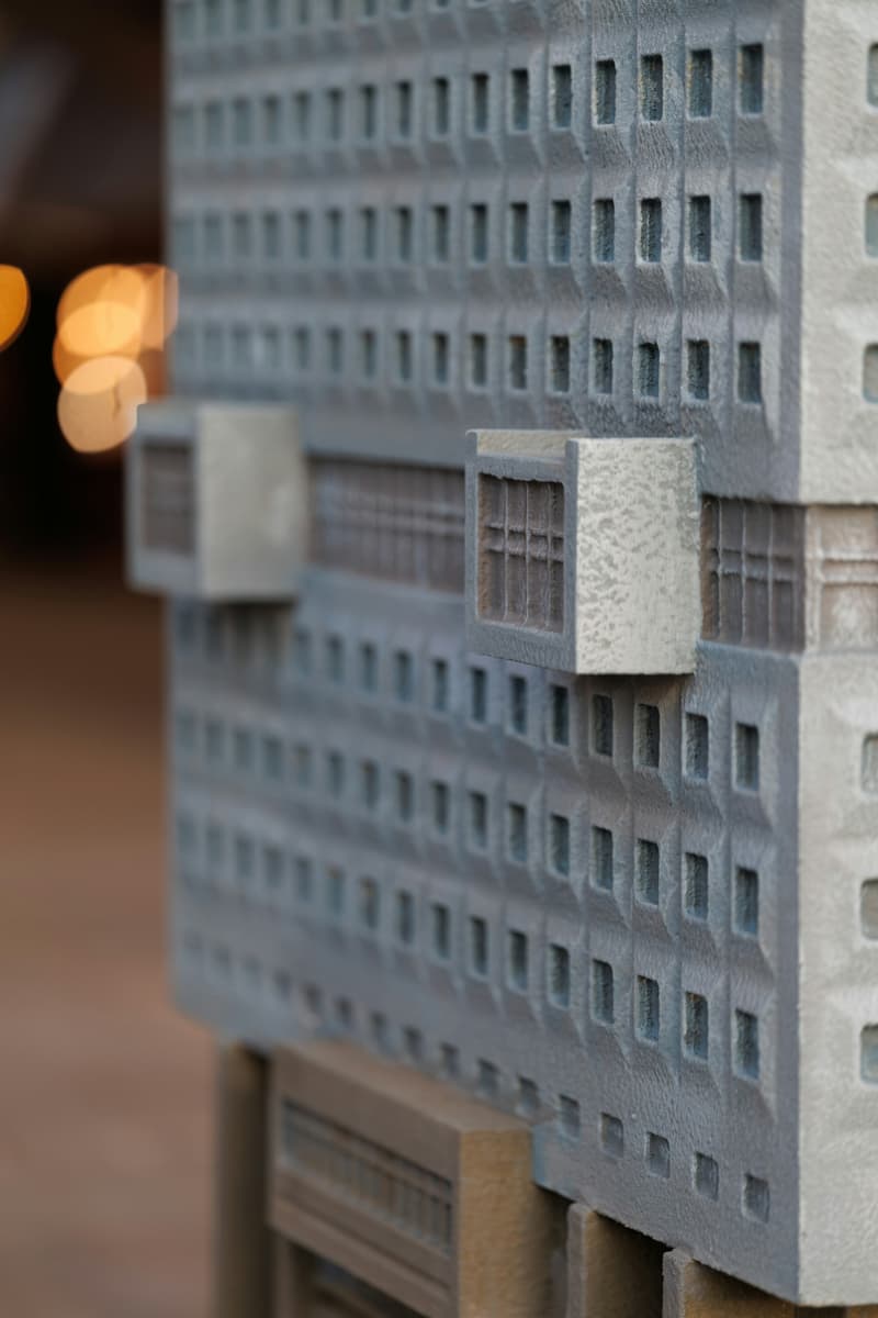 Maqueta blanca de estudio con fachada de aberturas repetidas